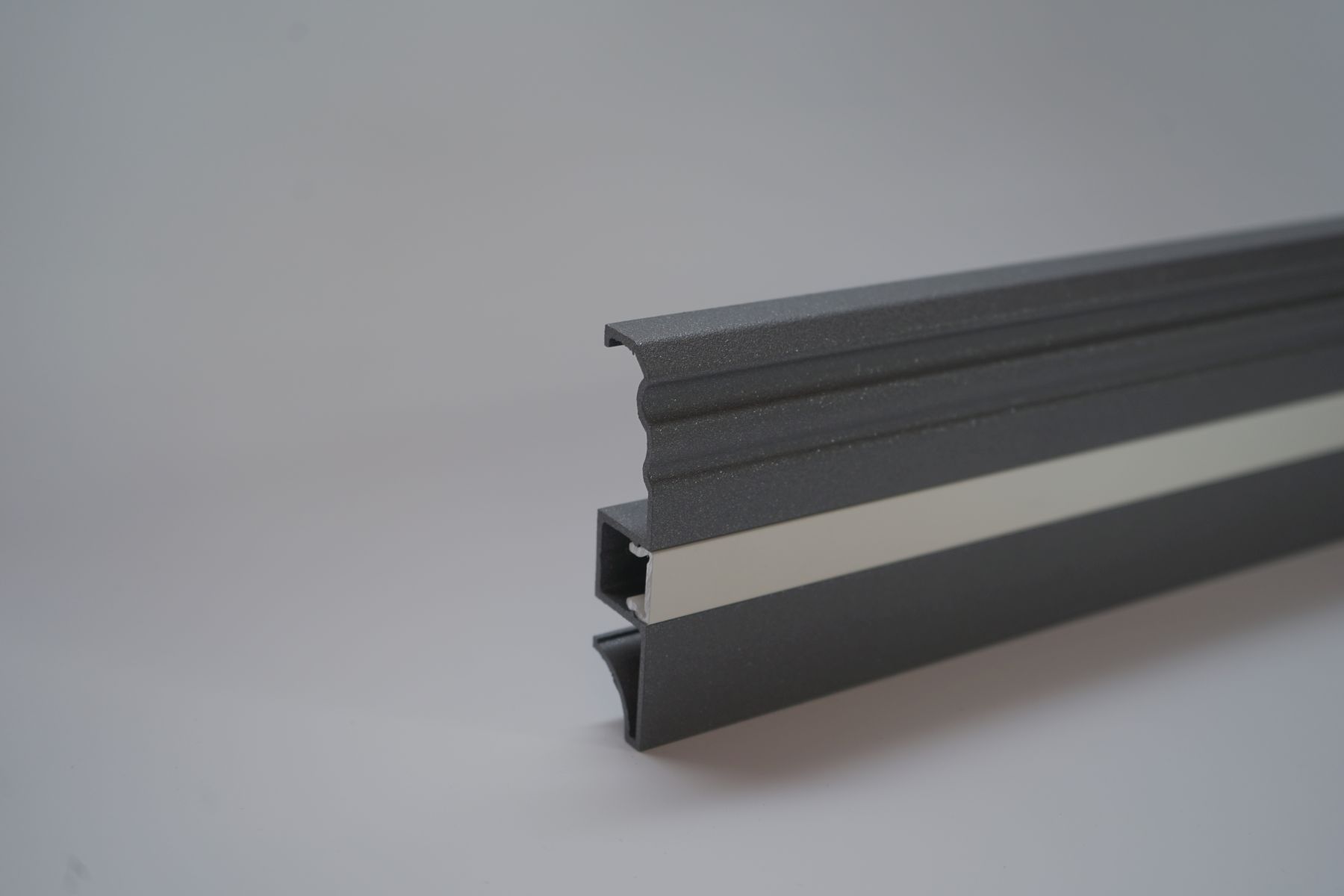 KuPro Aluminiumfussleiste anthrazit/weiß